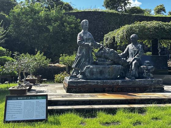 지난 8월 25일 찾은 제주 생각하는 정원 내에 설치된 성범영 원장 부부 동상. 최충일 기자