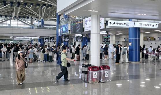 지난달 19일 청주공항 여객청사에서 여행객들이 탑승 수속을 위해 기다리고 있는 모습. 김성태 객원기자