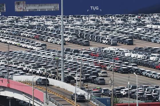 지난 16일 경기도 평택항에 수출용 자동차가 세워져 있는 모습. 연합뉴스