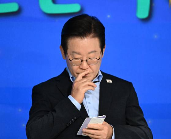 이재명 대통령이 19일 서울 마포 구름아래소극장에서 열린 2030 청년 소통·공감 토크콘서트에서 메모를 보고 있다. 대통령실사진기자단