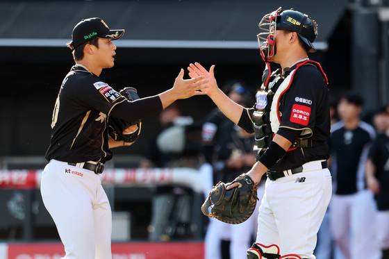 (수원=뉴스1) 오대일 기자 = 21일 오후 경기 수원시 장안구 KT위즈파크에서 열린 '2025 신한 SOL 뱅크 KBO리그' 삼성 라이온즈와 KT 위즈의 경기, 9회초 등판한 KT 박영현이 마지막 타자를 범타로 처리한 후 장성우 포수와 하이파이브를 나누고 있다. 2025.9.21/뉴스1