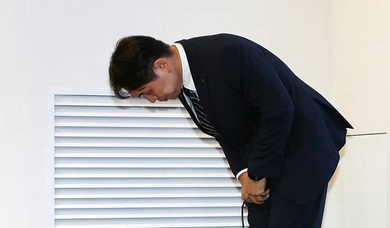 구재형 KT 네트워크부문 네트워크기술본부장이 지난 18일 오후 서울 종로구 KT광화문빌딩에서 열린 KT 소액결제 피해 관련 대응 현황 발표 기자회견에서 허리 숙여 사과하고 있다. 뉴스1