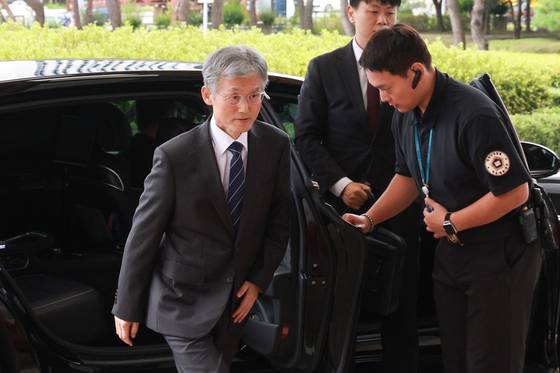 조희대 대법원장이 19일 서울 서초구 대법원으로 출근하고 있다. 연합뉴스