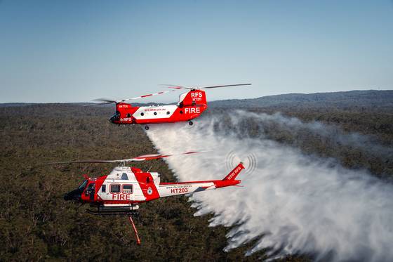 캐나다 콜슨이 소방헬기로 개조해 호주 산불현장에 투입된 치누크헬기(N47CU, 뒷편). 1만1200리터 급수탱크가 기체에 장착됐고 스노클(물 흡수장치)가 설치돼 다양한 지형에서도 수원에 접근가능하다. 앞쪽은 호주 정부 소속의 벨 412EP 헬기. 사진 콜슨