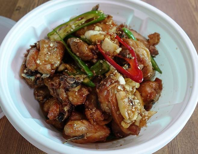 마늘닭의 주인공은 마늘일까, 닭일까.