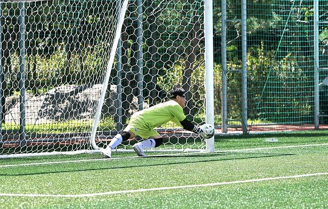 김재중 국민일보 문화정책국장이 승부차기에서 공을 막고 있다. /한국기자협회