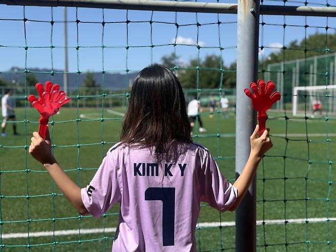 사비로 구매한 응원 도구 ‘짝짝이’를 들고 유니폼을 자랑하고 있는 김가영 이데일리 기자. /한국기자협회