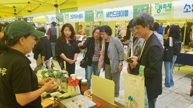 ▲ 강원도내 19개 기관이 공동으로 개최한 ‘춘천금빛장터’가 지난 19~20일 춘천시청 광장에서 총 1억원의 판매고를 올리며 호응속에 마무리 됐다.