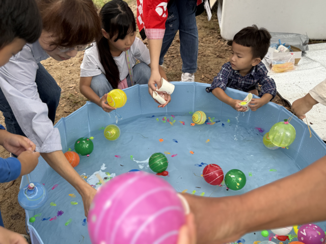 ▲ 춘천시가족센터(센터장 윤은희)는 20일 춘천 의암공원 푸른쉼터에서 춘천시민 300여 명이 참석한 가운데 제1회 춘천 세계문화축제를 개최했다.