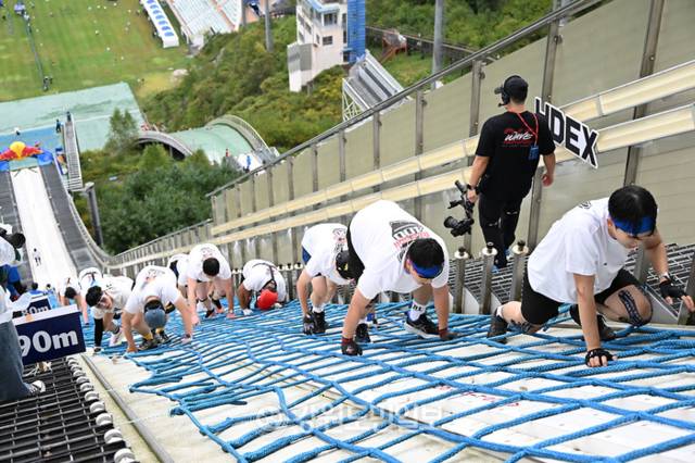 ▲ 평창군과 (재)평창유산재단, 레드불이 함께 개최한 ‘2025 레드불 400 평창’ 대회가 지난 20일 알펜시아 스키점프센터에서 전국에서 1000여명이 참가한 가운데 열려 참가자들이 스키점프대를 기어 오르고 있다. 신현태