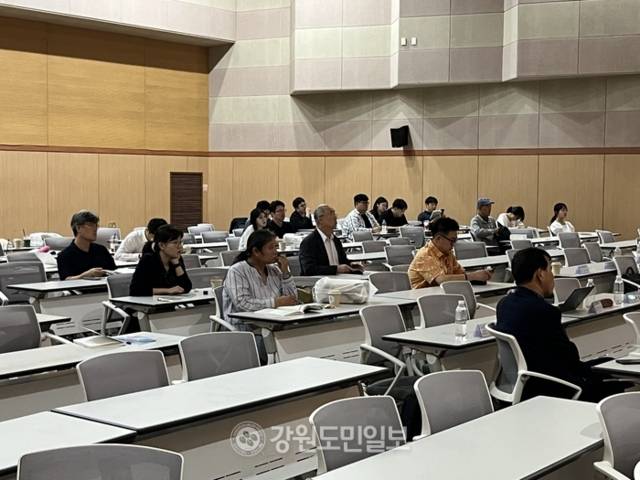 ▲ 강원역사문화연구원 강원학연구센터(센터장 김규운)는 18일부터 20일까지 강원대 60주년기념관에서 ‘2025 강원학주간’행사를 개최했다. 19일 열린 강원학대회의 모습.