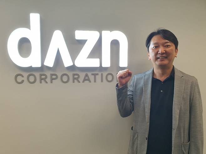 조철한 대표가 회사 CI 앞에서 파이팅을 외치고 있다. 윤현주 기자