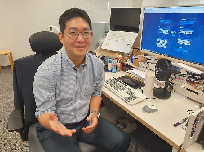 이주영 팀장이 회사 사업 내용을 설명하고 있다. 윤현주 기자