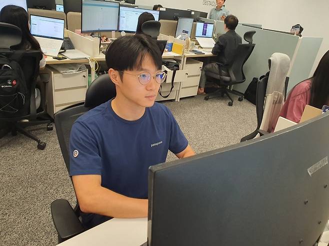 이용복 사원이 매출 증대를 위한 마케팅 업무 중이다. 윤현주 기자