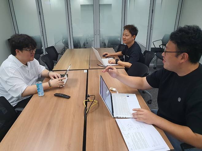 시스템 개발2팀 직원들이 업무 회의 중이다. 윤현주 기자
