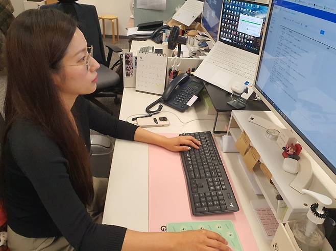 김태은 과장이 가상계좌 관련 서류를 작성하고 있다. 윤현주 기자