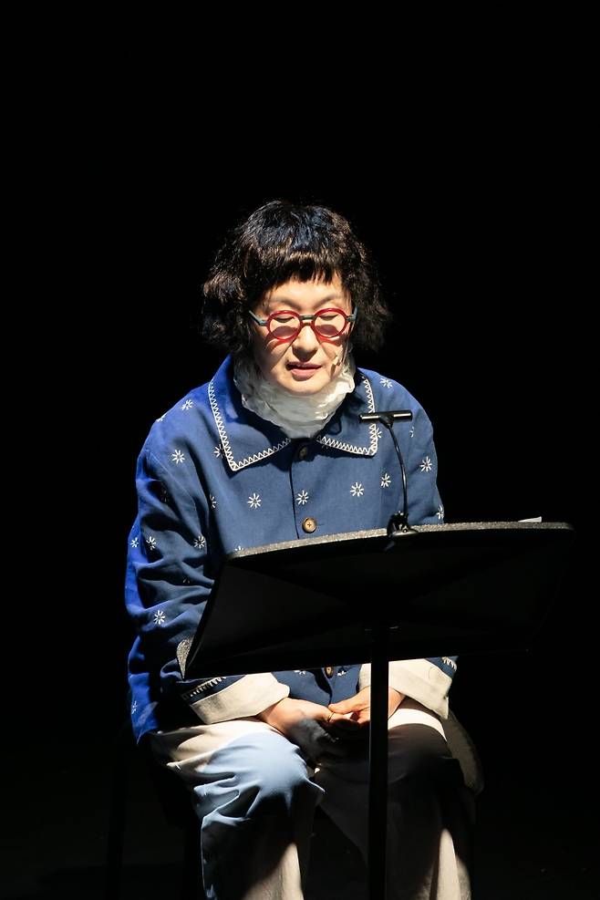 시인 김혜순이 지난 19일  '김혜순, 시하다-신작 시집 낭독회'에서 자신의 시를 소리내 읽고 있다. 한국문화예술위원회 제공