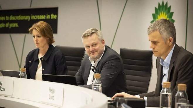 머레이 오킨클로스 BP CEO(중앙)과 헬게 룬드 BP 이사회 의장(오른쪽). 사진=BP