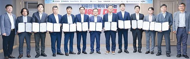 대구시는 지난 7월 14일 10개 로봇 전문기업과 함께 휴머노이드 및 AI 첨단로봇 산업 육성을 위한 상생협력 업무협약(MOU)을 체결했다.   대구시 제공