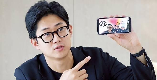오픈AI 해커톤에서 우승한 스타트업 ‘와들’ 한상도 엔지니어가 한국경제신문과 인터뷰하고 있다.