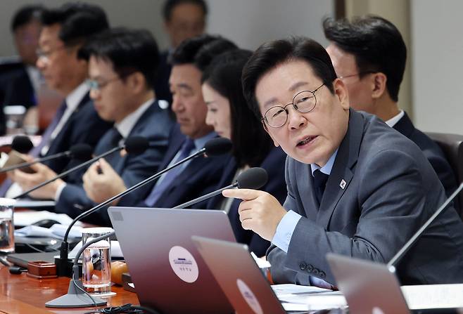 이재명 대통령이 지난 9월 9일 서울 용산 대통령실에서 열린 국무회의에서 참석한 국무위원들에게 질문을 하고 있다. 대통령실사진기자단