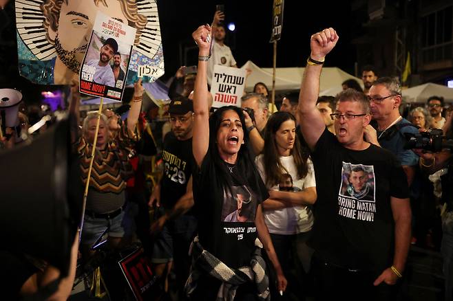 20일(현지시간) 예루살렘에서 가자지구에 억류된 인질들의 가족과 지지자들이 모든 인질의 즉각 석방과 전쟁 종식을 요구하는 시위에 참여하고 있다. 로이터연합뉴스