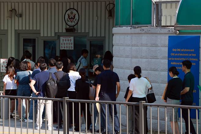 지난 15일 서울 종로구 주한 미국대사관에서 미국 비자를 발급받으려는 시민들이 줄을 서고 있다. 연합뉴스