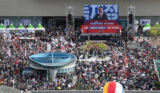 장동혁 국민의힘 대표가 21일 대구 동구 동대구역 광장에서 열린 야당 탄압·독재정치 국민 규탄대회에 참석해 발언하고 있다. 연합뉴스