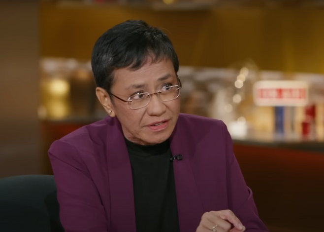 필리핀 출신 언론인이자 2021년 노벨 평화상 수상자인 마리아 레사가 지난 19일(현지시간) 미국 토크쇼 ‘데일리 쇼’에 출연하고 있다. 데일리 쇼 유튜브 갈무리