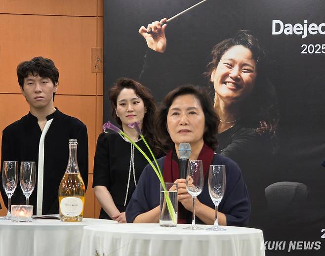 김덕규 대전예술의전당 관장이 2025 장한나의 대전그랜드페스티벌의 배경을 설명하고 있다. 사진=명정삼 기자