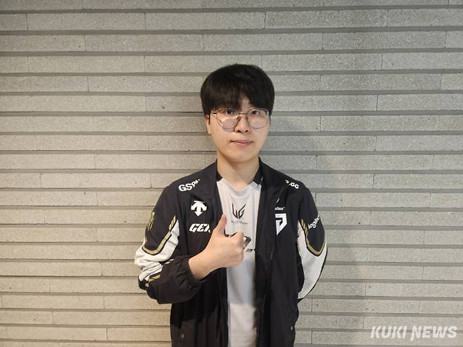 ‘기인’ 김기인이 21일 오후 3시 서울 종로구 롤파크 LCK 아레나에서 열린 ‘2025 LCK’ 플레이오프 패자조 3라운드 T1과 경기가 끝난 뒤 쿠키뉴스와 인터뷰를 하고 있다. 송한석 기자