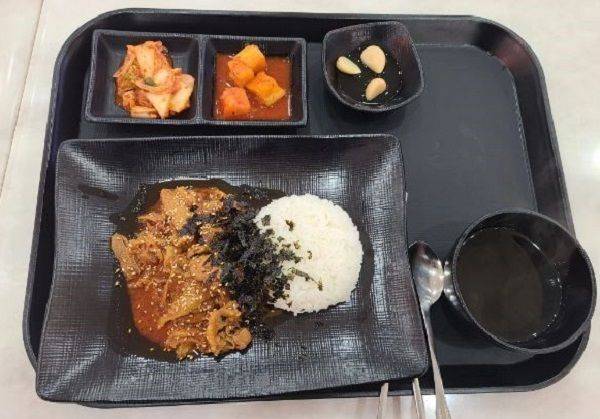 고속도로 휴게소에서 판매되는 1만3000원짜리 제육볶음.   온라인 커뮤니티 캡처