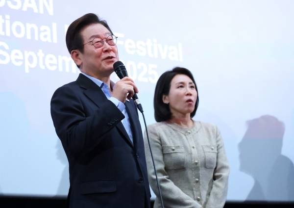 이재명 대통령이 지난 20일 부산 해운대구 영화의전당에서 부산국제영화제 공식상영작 '극장의 시간들' 관람 후 감독, 배우들과 무대에 올라 발언하고 있다. 연합뉴스
