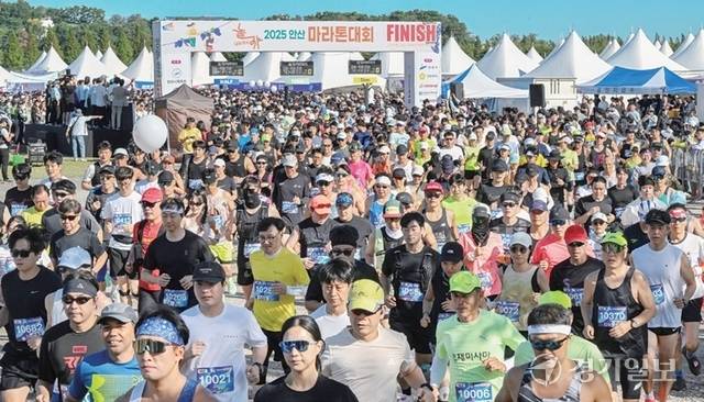 ‘2025 안산마라톤대회’가 21일 안산시 대부바다향기테마파크 일대에서 5천명의 마라톤 동호인이 참가한 가운데 성황리에 개최됐다. 하프코스 참가 선수들이 힘차게 출발하고 있다. 김시범·윤원규기자