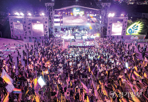 화성특례시 정조효공원에서 20~21일 열린 ‘경기인디뮤직페스티벌 2025’가 수천명의 관객이 찾은 가운데 성황리에 막을 내렸다. 이틀간 국내외 유명 뮤지션들은 다양한 장르의 공연을 선보였으며, 인디스 땅스 우승팀 ‘다다다’의 결선 무대도 주목을 받았다. 사진은 무대를 즐기며 환호하는 관객들 모습. 조주현·홍기웅기자