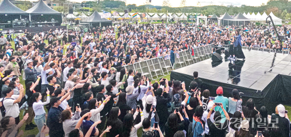 2023년 인디스땅스 우승자인 ‘더픽스(The Fix)’가 무대에 올라 공연을 펼치자 관객들이 환호하고 있다. 조주현·홍기웅기자