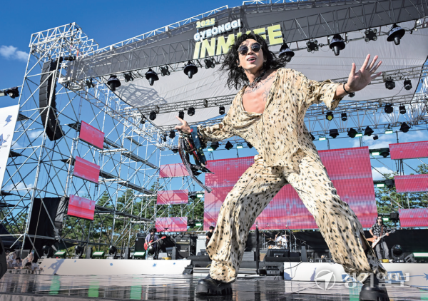 로맨틱 펀치가 멋진 무대를 선보이고 있다. 조주현·홍기웅기자