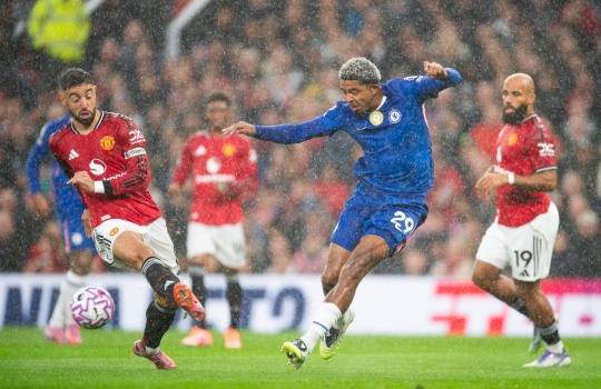 경합하는 브루누 페르난드스와 웨슬리 포파나. 사진[EPA=연합뉴스]