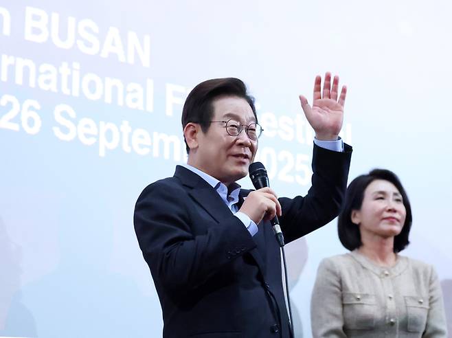 이재명 대통령이 지난 20일 부산 해운대구 영화의전당에서 부산국제영화제 공식상영작 ‘극장의 시간들’ 상영 뒤 진행된 관객과의 대화에서 관람객에게 인사하고 있다. [사진 출처 = 연합뉴스]