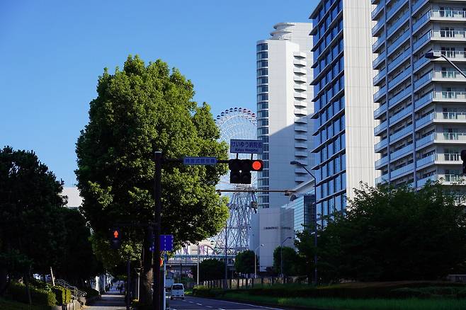 관람차와 고층빌딩, 나무가 어우러진 요코하마 풍경.