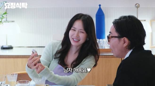 아들 사진을 보여주는 손예진. 사진ㅣ유튜브 채널 ‘요정재형’ 캡처