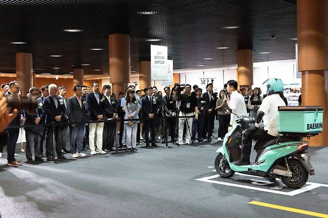 지난 19일 경기 하남에 문을 연 ‘배민라이더스쿨’에 김범석 우아한형제들 대표, 김용석 우아한청년들 대표, 이현재 하남시장, 권창준 고용노동부 차관,  홍창의 배달플랫폼노동조합 위원장 등  등 100여명이 참석해 교육 시연을 지켜보고 있다. [사진 출처 = 우아한형제들]