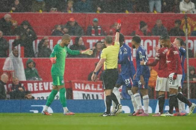 맨유는 전반 4분 산체스가 음뵈모를 막는 과정에서 퇴장, 수적 우위를 가져갔다. 그리고 전반 14분 마즈라위의 크로스, 도르구의 헤더 패스를 페르난데스가 마무리하며 1-0으로 리드했다. 사진=AP=연합뉴스