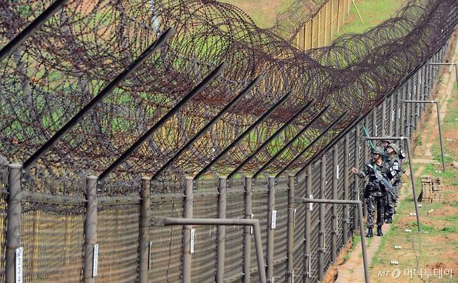 육군 제1보병사단 철책에서 장병들이 철책 점검을 하고 있다. / 사진=머니투데이DB
