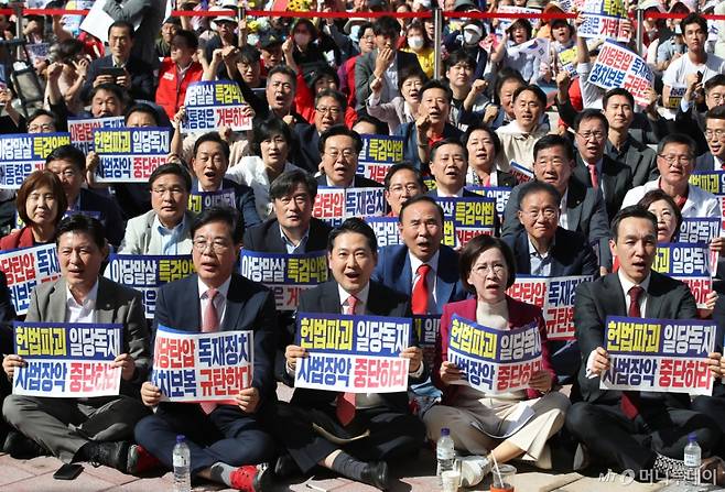 [대구=뉴시스] 이무열 기자 = 장동혁 국민의힘 대표와 송언석 원내대표를 비롯한 국민의힘 관계자들이 21일 대구 동구 동대구역 광장에서 열린 야당탄압·독재정치 국민 규탄대회에 참석해 구호를 외치고 있다. 2025.09.21. lmy@newsis.com /사진=이무열