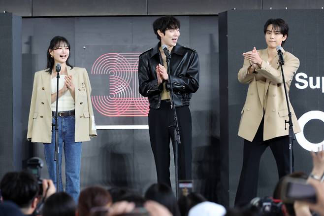 배우 김유정이 김도훈과 열애설에 대해 해명했다. 사진은 지난 19일 제30회 부산국제영화제에서 진행된 드라마 ‘친애하는 X’ 무대인사에 참여한 배우 김유정(왼쪽부터), 김영대, 김도훈. /사진=뉴시스