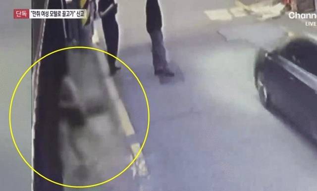 남성이 잡아 끌어 모텔에 딸려 들어가는 여성 모습. 채널A 캡처