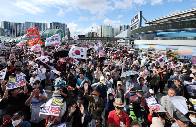 21일 대구 동구 동대구역 광장에서 열린 ‘야당탄압·독재정치 국민 규탄대회’에 참가한 국민의힘 당원들이 정부·여당 규탄 구호를 외치고 있다.  연합뉴스