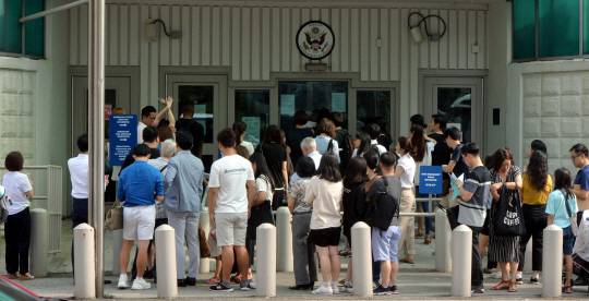 주한미국대사관 앞에서 비자 신청을 위해 기다리는 사람들. 문화일보 자료사진