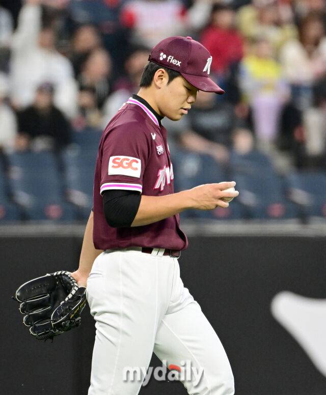 2025년 4월 11일 오후 대전 한화생명 볼파크에서 진행된 '2025 신한 SOL뱅크 KBO 리그' 키움 히어로즈와 한화 이글스의 경기. 키움 선발투수 김윤하가 2회까지 3실점 한 뒤 아쉬워하고 있다./마이데일리